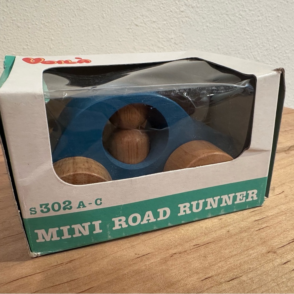 Voila High Quality Wooden Toys - Mini Road Runner Blue Car with person